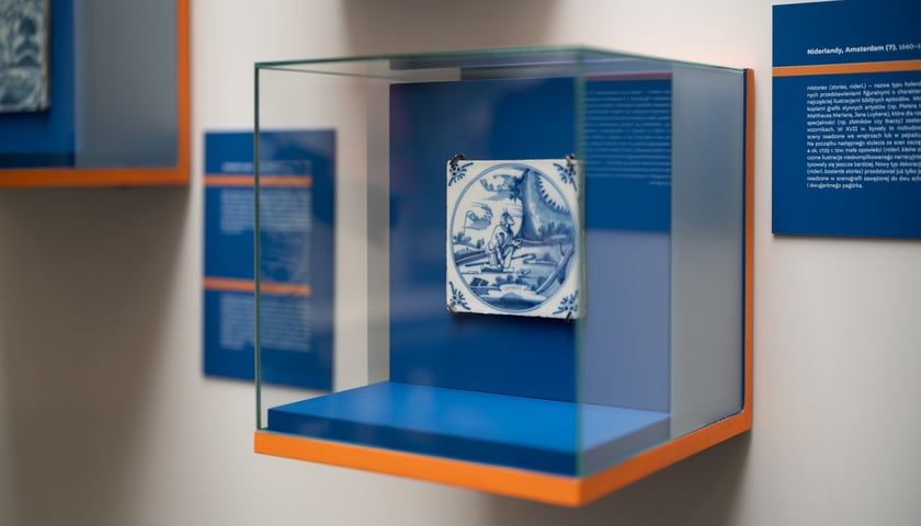 <p>Wystawa &bdquo;Płytki, flizy, tafelki. Ceramiczne intermezza&rdquo; do 30 września w holu i w skarbcu Muzeum Narodowego</p>