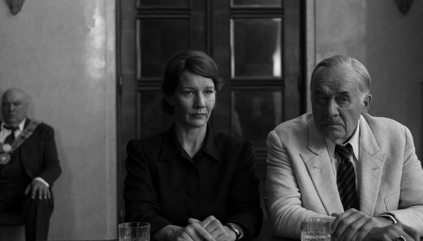 <p>Hanns Zischler (Thomas Mann) i Sandra H&uuml;ller (Erika Mann) w &bdquo;Ojczyźnie&rdquo;</p>