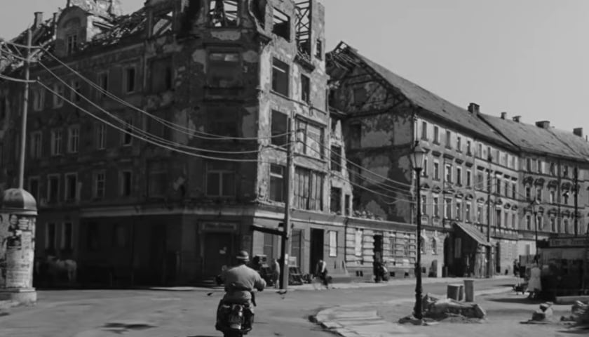 <p>Scena z &bdquo;Ojczyzny&rdquo; sfilmowana w Legnicy (grającej Frankfurt)</p>