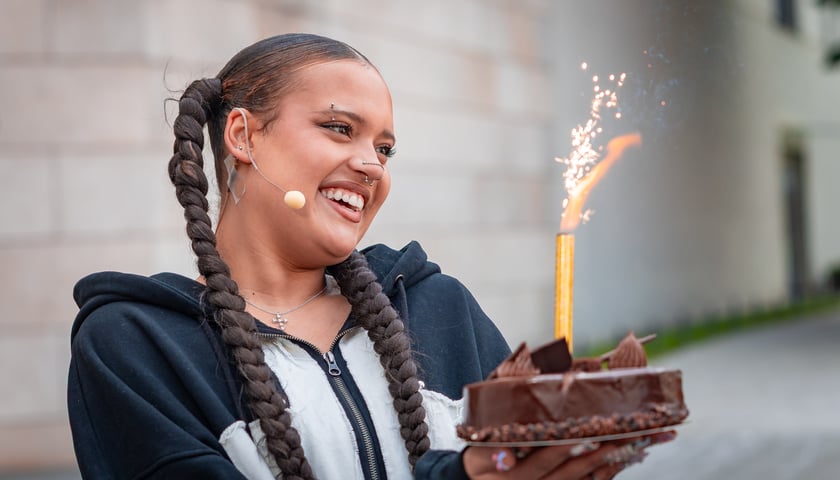 Odsłonięcie krasnala Sary James pod Teatrem Muzycznym Capitol, 6 czerwca 2026
