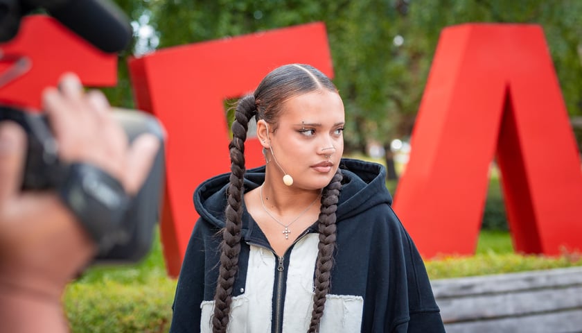Odsłonięcie krasnala Sary James pod Teatrem Muzycznym Capitol, 6 czerwca 2026