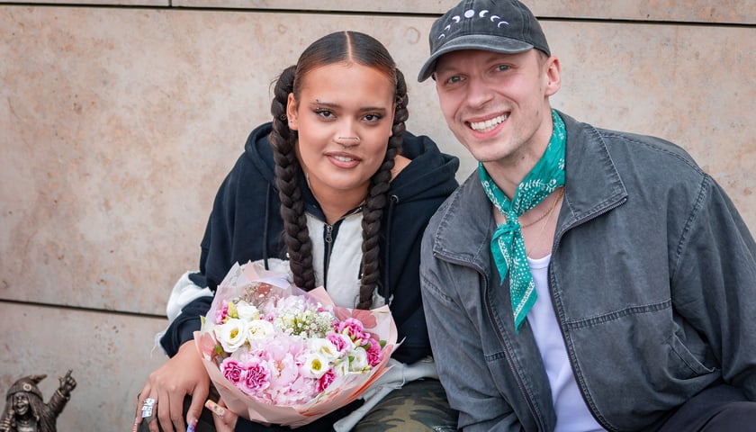 Odsłonięcie krasnala Sary James pod Teatrem Muzycznym Capitol, 6 czerwca 2026