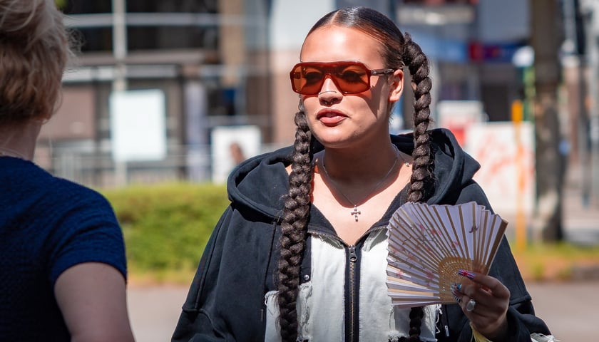 Odsłonięcie krasnala Sary James pod Teatrem Muzycznym Capitol, 6 czerwca 2026