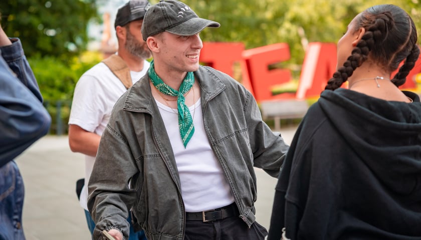 Odsłonięcie krasnala Sary James pod Teatrem Muzycznym Capitol, 6 czerwca 2026