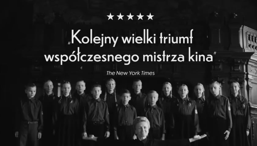 <p>Na zdjęciu wybrany kadr z trailera filmu &bdquo;Ojczyzna&rdquo;, w kt&oacute;rym widać ałgorzatę Podzielny oraz 14 ch&oacute;rzyst&oacute;w z NFM</p>