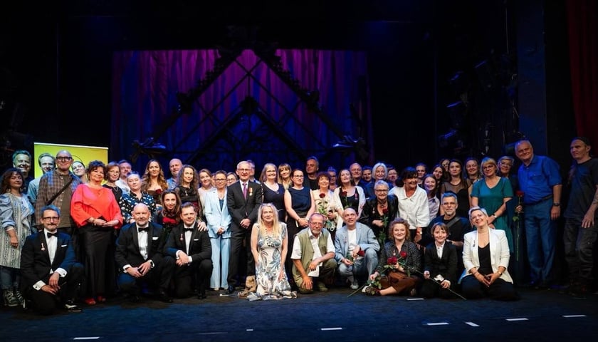 Na zdjęciu uhonorowani aktorzy i zespół Wrocławskiego Teatru Lalek