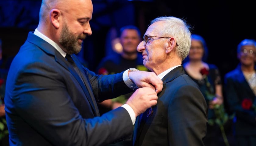 <p>Dyrektor Wrocławskiego Teatru Lalek Janusz Jasiński uhonorwany przez prezydenta Wrocławia Jacka Sutryka</p>