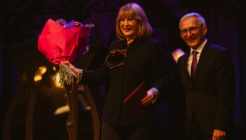 <p>Uhonorowana przez ministrę kultury Jolanta G&oacute;ralczyk oraz dyrektor Wrocławskiego Teatru Lalek Janusz Jasiński</p>