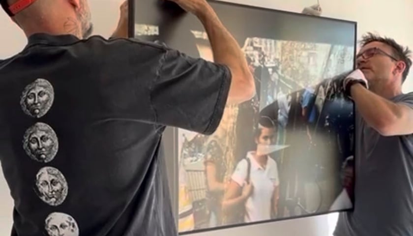 Przygotowania do wystawy brazylijskiego fotografa ulicznego Gustavo Minasa, którą można obejrzeć na wystawie w Galerii ZPAF