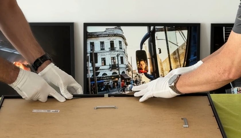 Przygotowania do wystawy brazylijskiego fotografa ulicznego Gustavo Minasa, którą można obejrzeć na wystawie w Galerii ZPAF