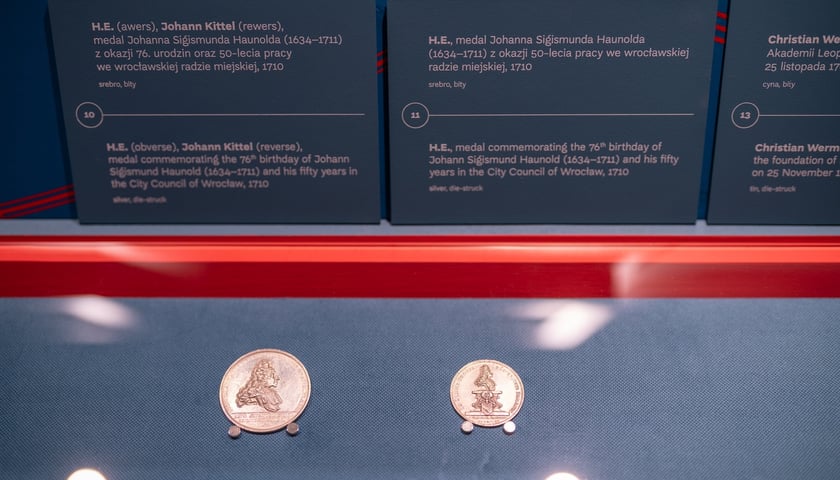 Wystawa &bdquo;Medalierstwo 1700-1799 w zbiorach Muzeum Narodowego we Wrocławiu&rdquo; potrwa do 30 sierpnia &ndash; medal&nbsp;z okazji 76. urodzin oraz 50-lecia pracy we wrocławskiej radzie miejskiej na cześć Johanna Sigismunda von Haunolda (1634&ndash;1711)