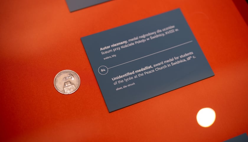 <p>Wystawa &bdquo;Medalierstwo 1700-1799 w zbiorach Muzeum Narodowego we Wrocławiu&rdquo; potrwa do 30 sierpnia &ndash; medal dla uczni&oacute;w liceum przy Kościele Pokoju w Świdnicy</p>