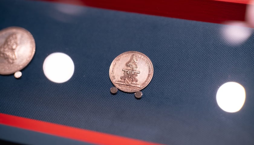 Wystawa &bdquo;Medalierstwo 1700-1799 w zbiorach Muzeum Narodowego we Wrocławiu&rdquo; potrwa do 30 sierpnia &ndash; medal z okazji 76. urodzin oraz 50-lecia pracy we wrocławskiej radzie miejskiej na cześć Johanna Sigismunda von Haunolda (1634&ndash;1711)