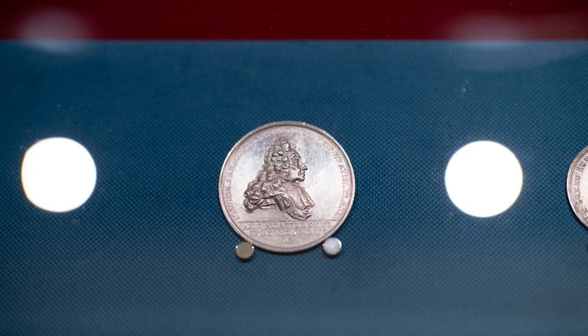 Wystawa &bdquo;Medalierstwo 1700-1799 w zbiorach Muzeum Narodowego we Wrocławiu&rdquo; potrwa do 30 sierpnia &ndash; medal z okazji 76. urodzin oraz 50-lecia pracy we wrocławskiej radzie miejskiej na cześć Johanna Sigismunda von Haunolda (1634&ndash;1711)