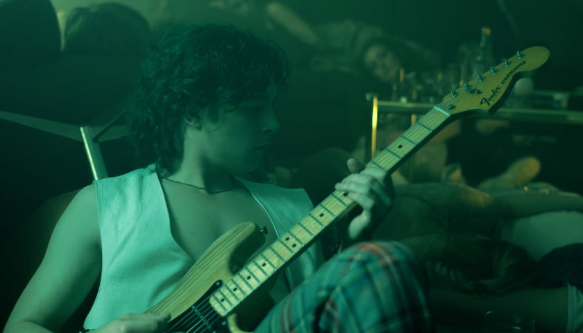 Scena z filmu "Mniej obcy"