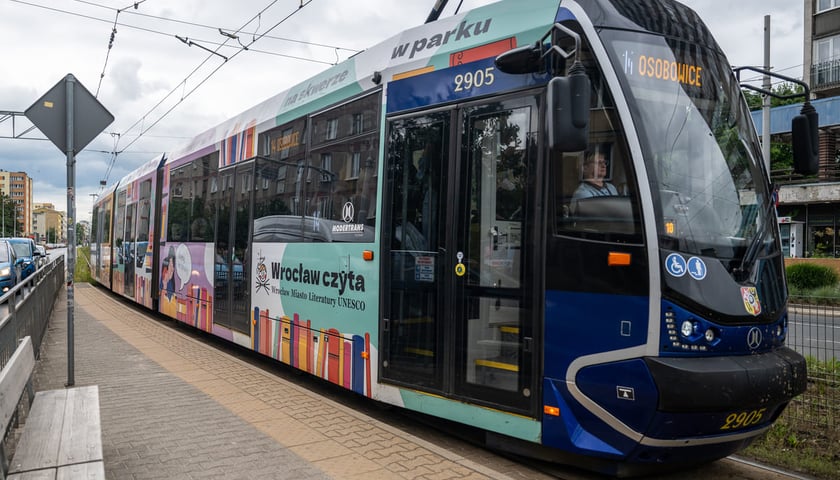 Rozdawanie książek w BookTramie w ramach akcji Wrocław Czyta, 15.06.2026