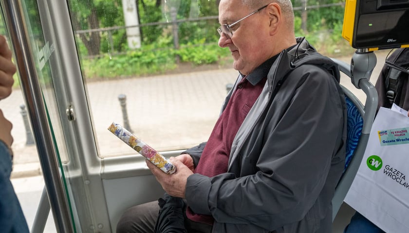Rozdawanie książek w BookTramie w ramach akcji Wrocław Czyta, 15.06.2026