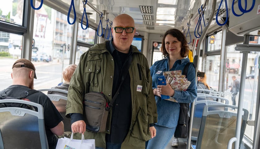 Rozdawanie książek w BookTramie w ramach akcji Wrocław Czyta, 15.06.2026