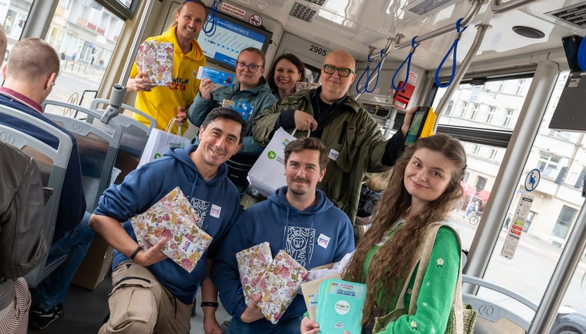 Rozdawanie książek w BookTramie w ramach akcji Wrocław Czyta, 15.06.2026
