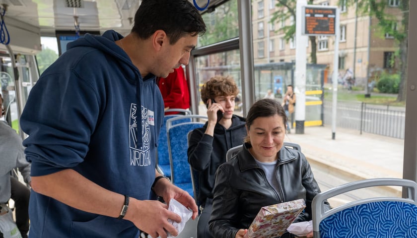 Rozdawanie książek w BookTramie w ramach akcji Wrocław Czyta, 15.06.2026