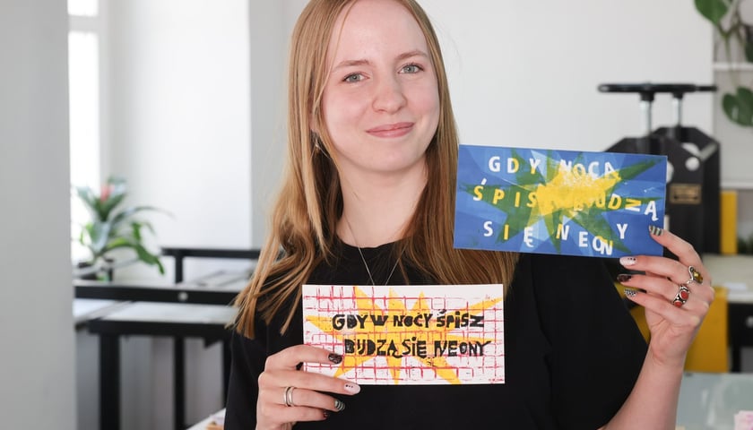 <p>Antonina Witmajer ze swoimi pracami</p>