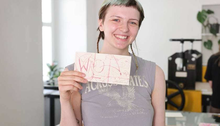 <p>Masza Herman ze swoją pracą</p>