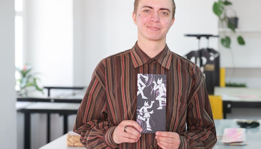 <p>Ignacy Pękała ze swoją pracą</p>