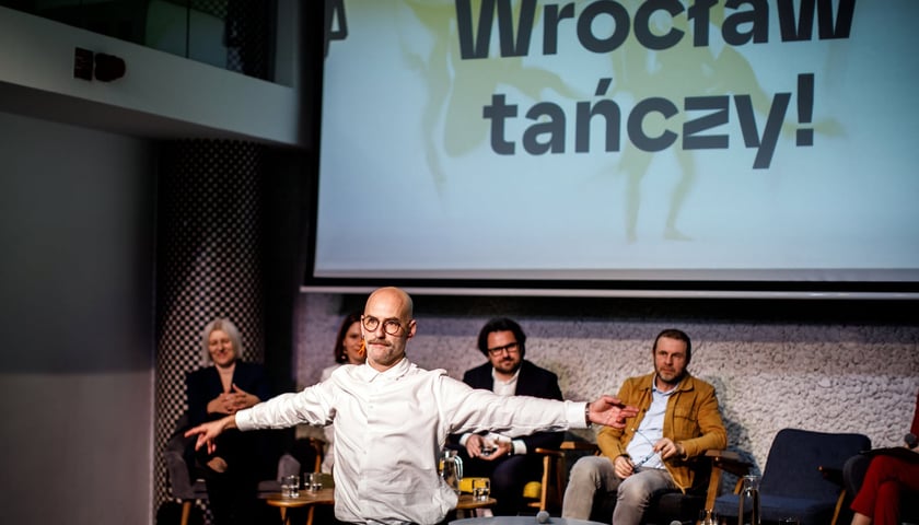 <p>Konferencja inaugurująca Polską Platformę Tańca &ndash; na pierwszym planie Marek Gluziński</p>