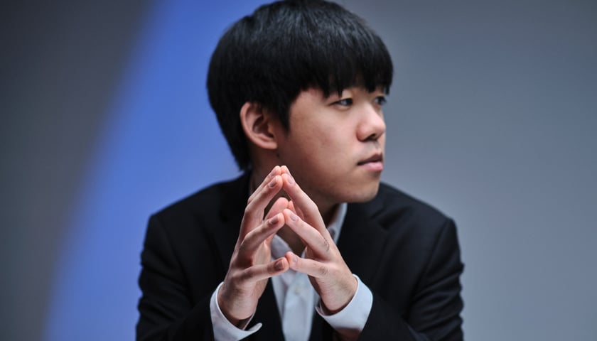 Kevin Chen, pianista. Na zdjęciu młody mężczyzna w marynarce