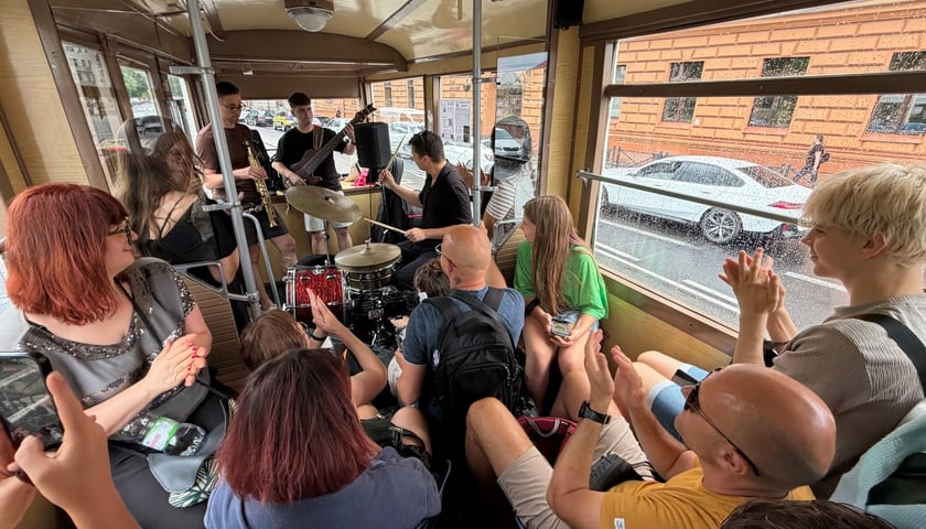Koncert w tramwaju: zespół gra wewnątrz tramwaju