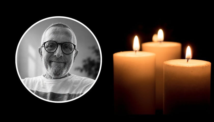 Zdjęcie ilustracyjne trzech palących się świecy, po lewej stronie w okrągłym kadrze czarno-białe zdjęcie Krzysztofa Pileckiego.
