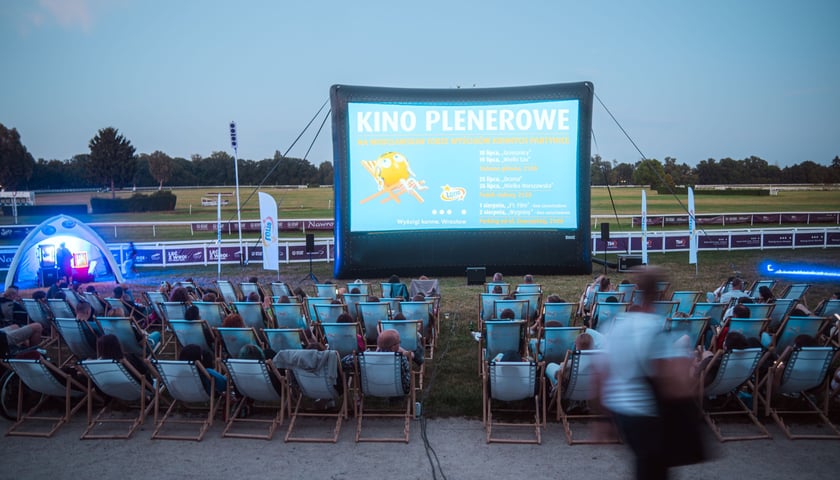 Pierwsze pokazy kina plenerowego na Partynicach odbyły się 18/19 lipca przed Trybuną Główną