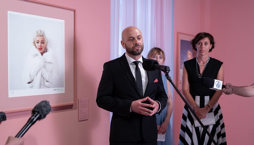 <p>Jakub Grudniewski, prezes Hali Stulecia. Pierwsza z prawej: Katarzyna Młyńczak-Sachs, prezeska Krupa Art Foundation. Wernisaż wystawy &bdquo;Marilyn Monroe. Czuję, że ją znam, ale czasem moje ręce wyginają się do tyłu&rdquo; w Krupa Art Foundation</p>