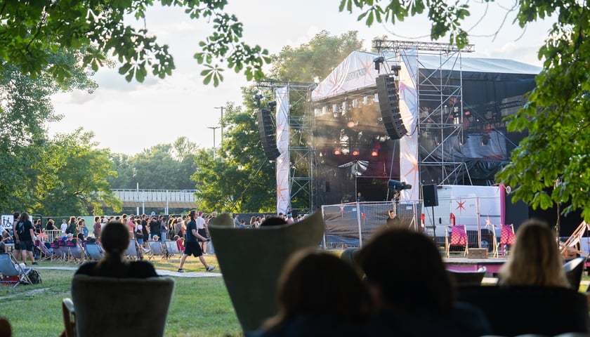 Drugi dzień koncertów Festiwal WROSound 2026 na ul. Mazowieckiej. Na zdjęciu scena plenerowa i ludzie siedzący na leżakach