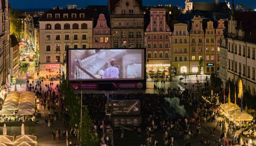 <p>Kino plenerowe w Rynku w ramach festiwalu Tauron Nowe Horyzonty. Widok z drona.</p>