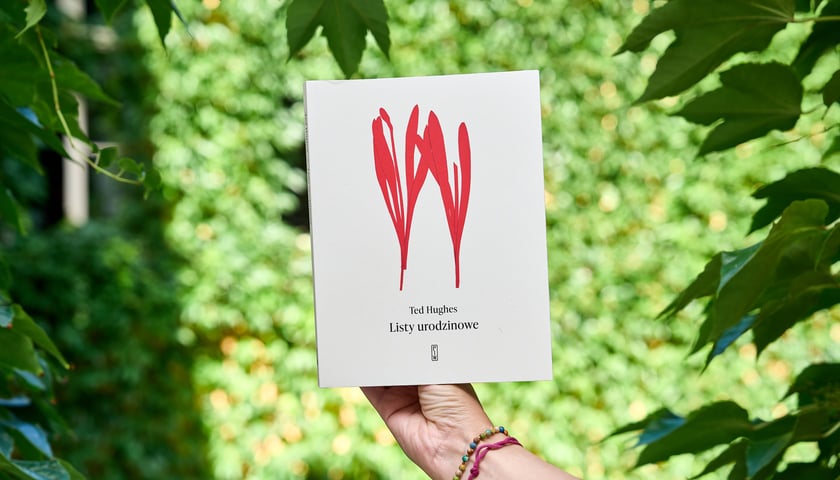 <p>Ted Hughes, &bdquo;Listy urodzinowe&rdquo;, przełożyli Tomasz Kunz i Juliusz Pielichowski, Państwowy Instytut Wydawniczy</p>