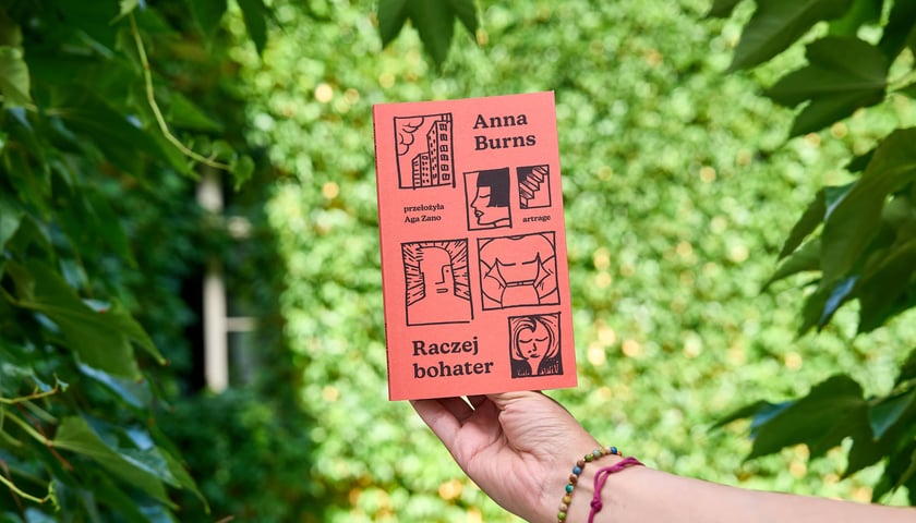 <p>Anna Burns, &bdquo;Raczej bohater&rdquo;, przekład Aga Zano, Wydawnictwo ArtRage</p>