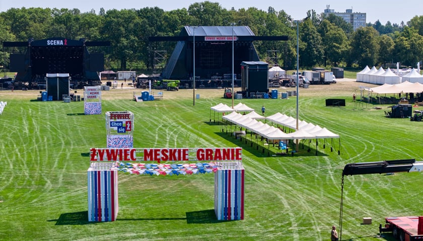 Na Polach Marsowych trwa budowa miasteczka Męskiego Grania 2026, 30.07.2026 r.