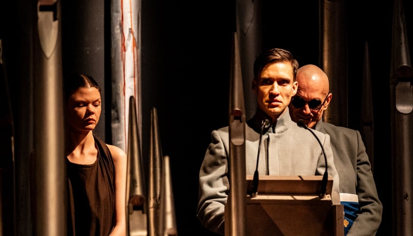 Dominik Smaruj w spektaklu&nbsp; &bdquo;Czekając na barbarzyńc&oacute;w&rdquo;