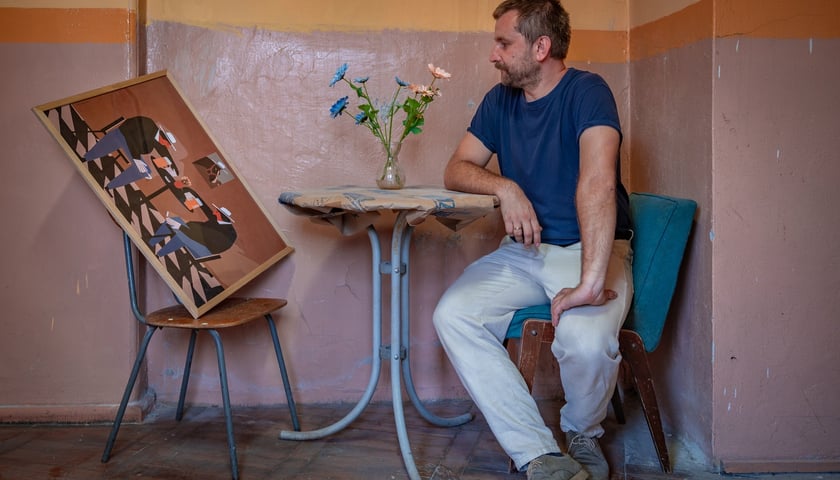 <p>Jakub Zasada w swoim sklepie-pracowni w DH Podwale</p>