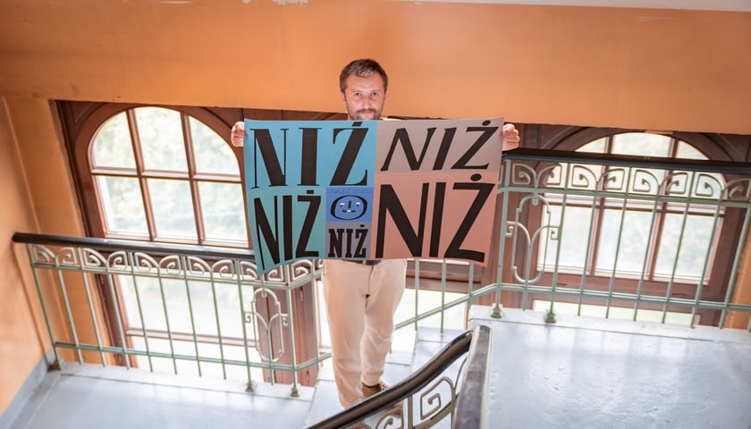 Jakub Zasada na klatce schodowej DH Podwale