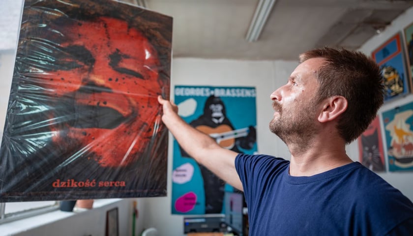 <p>Jakub Zasada w swoim sklepie-pracowni w DH Podwale</p>