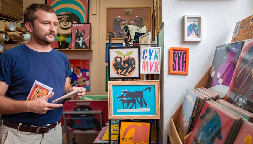 <p>Jakub Zasada w swoim sklepie-pracowni w DH Podwale</p>