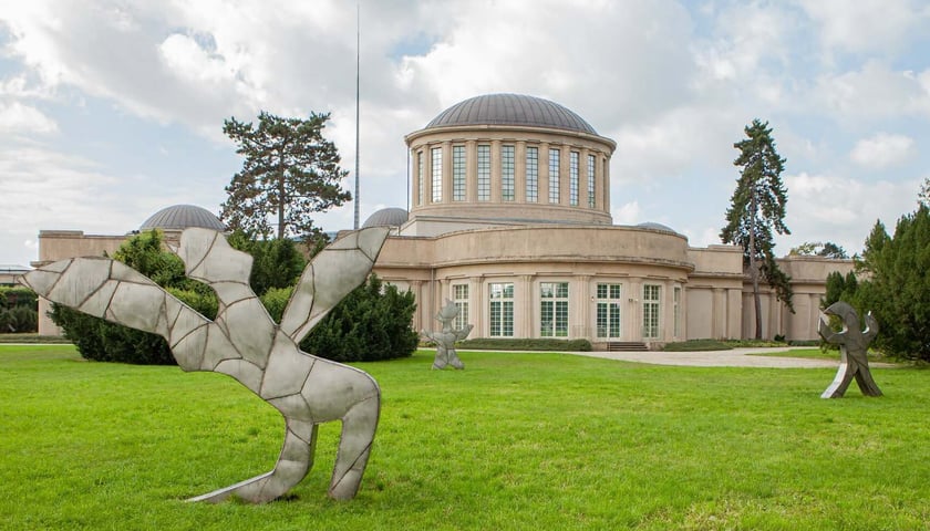 Instalacje „Rycerze króla Artura” Magdaleny Abakanowicz na trawniku przed Pawilonem Czterech Kopuł

