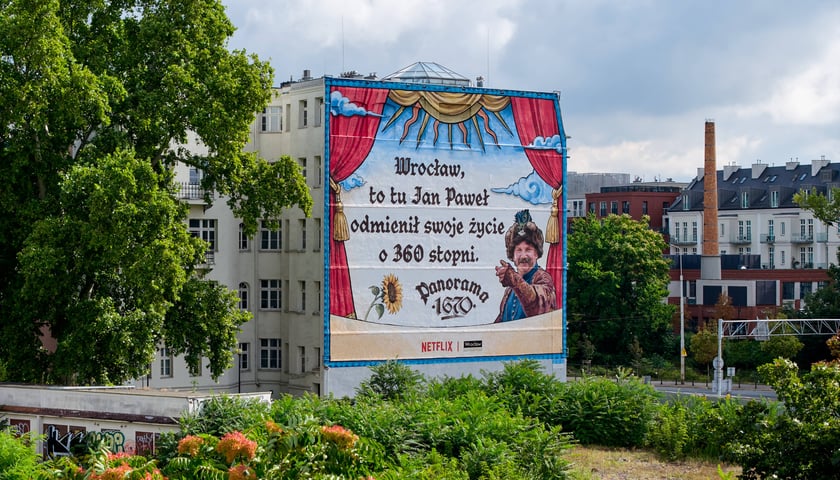Mural z portretem Jana Pawła z serialu 1670, Wrocław, 19 sierpnia 2026