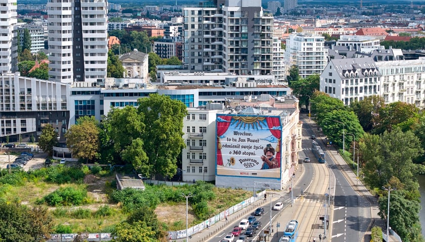 Mural z portretem Jana Pawła z serialu 1670, Wrocław, 19 sierpnia 2026