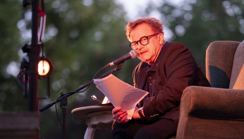 W ogrodzie Wrocławskiego Teatru Pantomimy Olaf Lubaszenko czytał „Rok, w którym nie umarłem” Mikołaja Grynberga