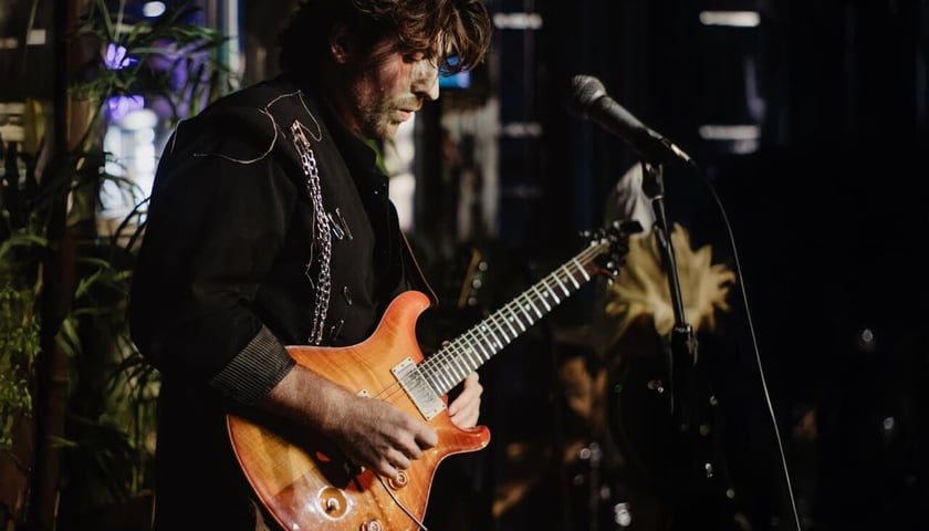 Michał Sołtan z gitarą na scenie