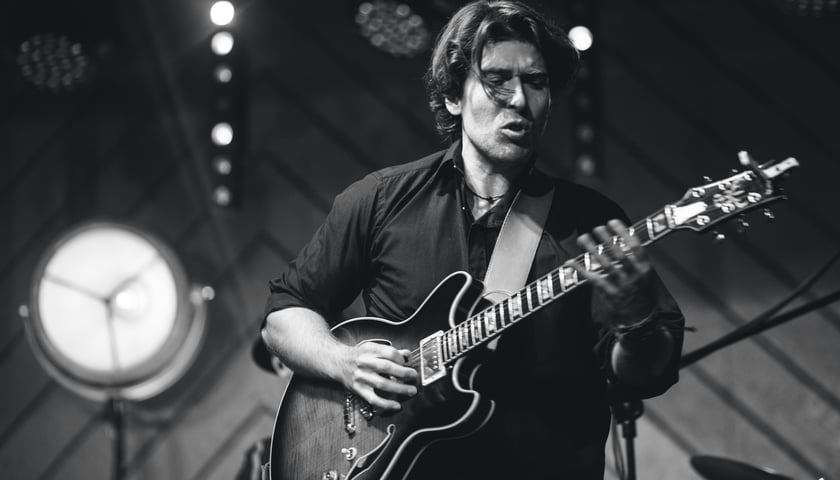 Michał Sołtan z gitarą na scenie