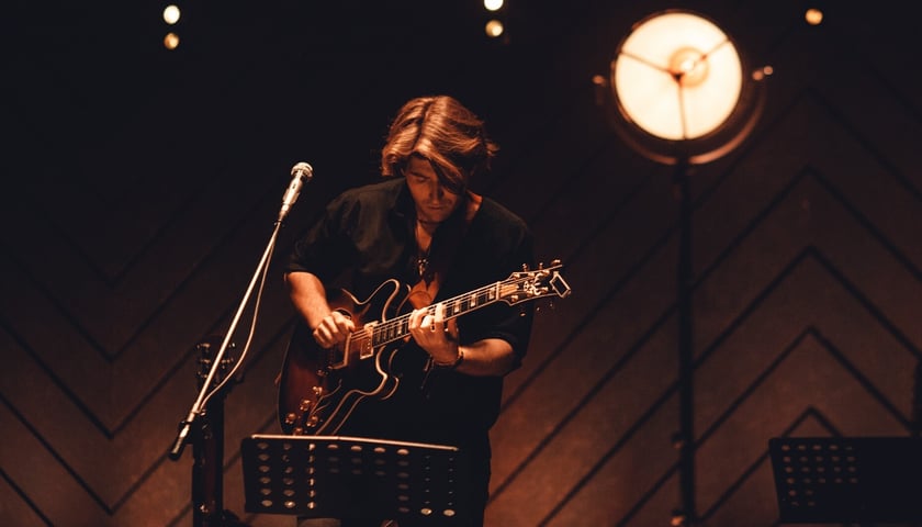 Michał Sołtan z gitarą na scenie
